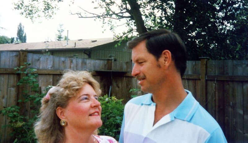 Judith Mawson ist eine glücklich verheiratete Frau, bis sie herausfindet, dass ihr Gatte Gary Ridgway ein Serienmörder ist. – Bild: RTL