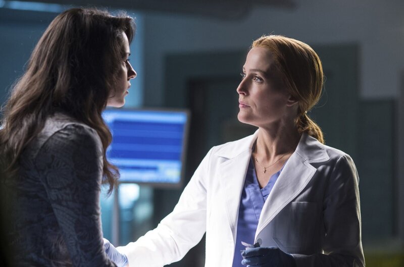 Während Scully (Gillian Anderson, r.) mit Sveta (Annet Mahendru, l.) einige Experimente durchführt, erhält Mulder an einem geheimnisvollen Ort Informationen zu der Alien-Verschwörung. – Bild: 20th Century Fox Television