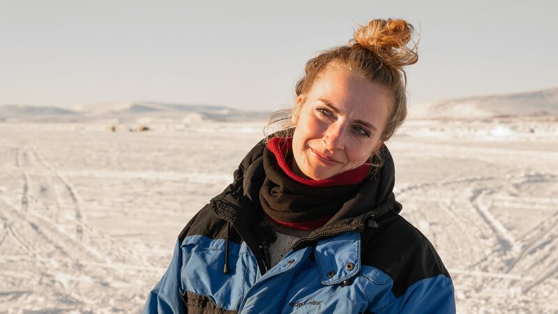 Captain Emily Riedel on the ice. – Bild: Discovery Channel /​ PhotoBank 36840_ep913_013 /​ Discovery Communications, LLC