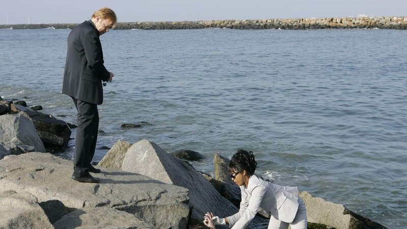Horatio (David Caruso) und Alexx (Khandi Alexander) begutachten eine aufgefundene, weibliche Leiche, die vermutlich Opfer eines Serienmörders wurde. – Bild: SUPER RTL