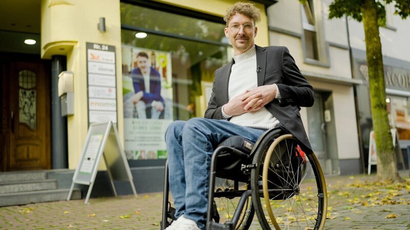 Landtagsabgeordneter Dennis Sonne vor seinem Wahlkreisbüro in Lüdinghausen: Er ist Sprecher für Inklusion und Behindertenpolitik der Grünen Landtagsfraktion in Nordrhein-Westfalen. – Bild: ZDF und Jens Ufer
