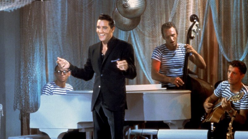 Nachdem er seinen Job als Hilfsmatrose verloren hat, wird Mike Windgren (Elvis Presley) in einem Hotel als Sänger und Poolaufsicht angestellt.. – Bild: RTLZWEI Nachdem er seinen Job als Hilfsmatrose verloren hat, wird Mike Windgren (Elvis Presley) in einem Hotel als Sänger und Poolaufsicht angestellt.. – Bild: RTLZWEI