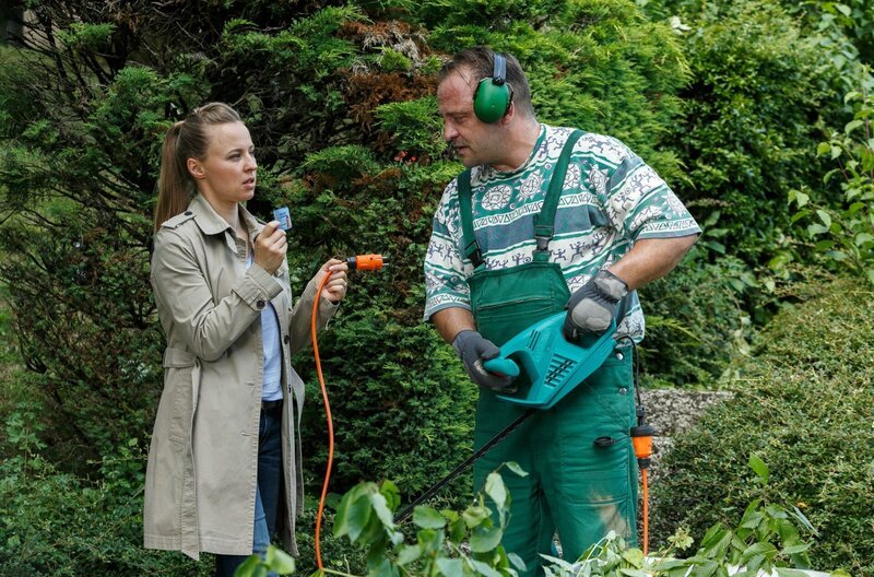 Vicky Adam (Katja Danowski, l.) hält dem Tatverdächtigen Gärtner Martin Novack (Urs Rechnm r.) ihren Dienstausweis unter die Nase. – Bild: ARD/​Kai Schulz