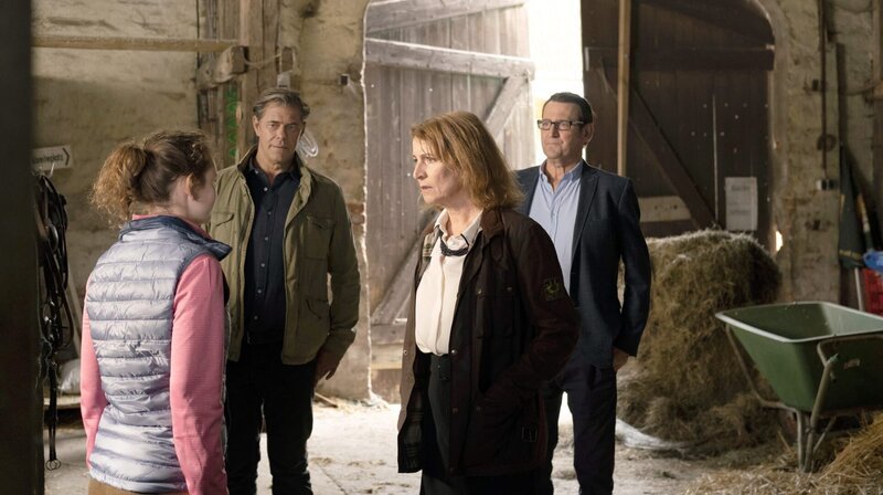 Lars (Ingo Naujoks, r.) und Finn (Sven Martinek, 2.v.l.) begleiten Renate Willenberg (Kirsten Block, 2.v.r.) zu Luise (Greta Bohacek, l.). – Bild: ARD/​Christine Schroeder