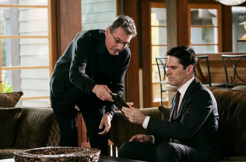 Als in Olympia, Washington, in einem Nationalpark drei Frauenleichen gefunden wurden, die fachmännisch einbalsamiert sind,.werden Hotch (Thomas Gibson, r.) und seine Kollegen mit dem Fall vertraut gemacht. Bei den Ermittlungen stoßen sie auf den Ex-Medizinstudenten Roderick Gless. Um Hinweise zu bekommen, wird dessen Vater (Randolph Mantooth, l.) verhört … – Bild: 13th Street
