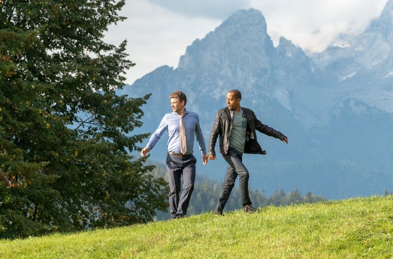 Jerry Paulsen (Peter Marton, r.) ist mit Hubert Gentner (Markus Baumeister, l.), dem Sohn des Chefs der Traditions-Brennerei Gentner in den Bergen unterwegs. – Bild: ARD/​Raymond Roemke