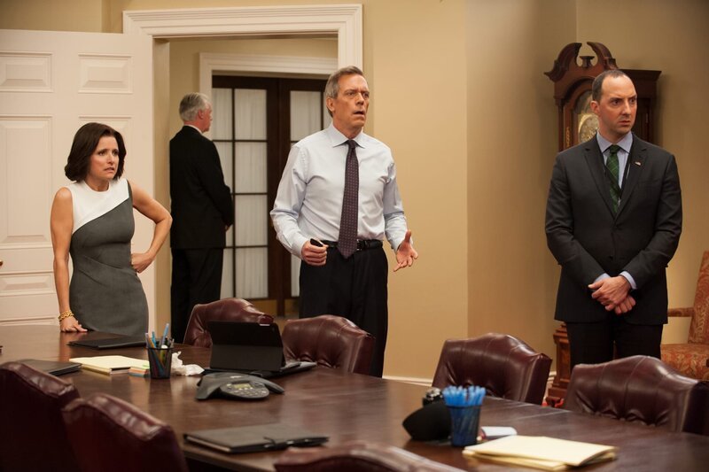 (v.l.n.r.) Julia Louis-Dreyfus als Selina Meyer, Hugh Laurie als Tom James, Tony Hale als Gary Walsh – Bild: LACEY TERRELL /​ Home Box Office, Inc.