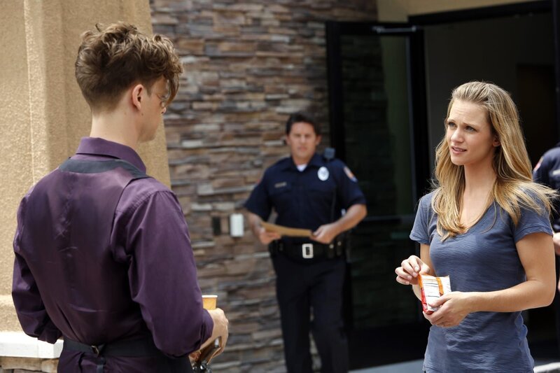 Ein neuer Fall führt Reid (Matthew Gray Gubler, l.), JJ (AJ Cook, r.) und das restliche Team nach Arizona, wo ein Killer junge Frauen entführt, vergewaltigt und tötet … – Bild: PLURIMEDIA (ABC Studios)