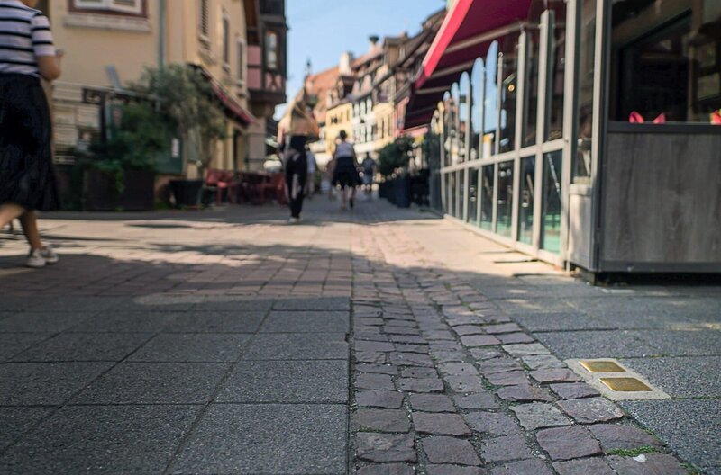 Mehr als 100.000 Stolpersteine liegen europaweit verteilt. Auch in Frankreich, wie hier in Obernai im Elsass – Bild: Guido Schweren/​WDR