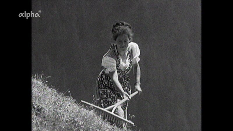 Heumahd in Tirol 1963 – am Berghang von Hand mit dem Rechen. – Bild: BR