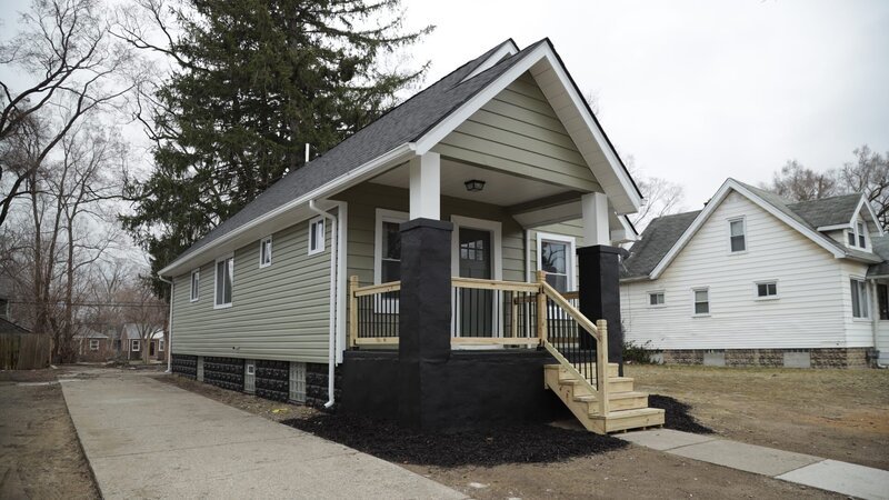 An after photo of the exterior front of the house – Bild: Warner Bros. Discovery, Inc.