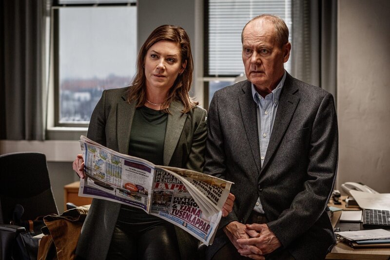 Teamleiterin Alex Beijer (Jennie Silfverhjelm) und Martin Beck (Peter Haber) gehen den aktuellen Stand der Ermittlungen durch. – Bild: Honorarfrei – nur für diese Sendung inkl. SocialMedia bei Nennung ZDF und Johan Paulin.