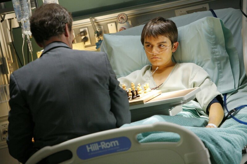 Hat Dr. Gregory House (Hugh Laurie, l.) eine Chance, die Schachpartie gegen Nate (Nick Lane, r.) zu gewinnen? – Bild: port.hu
