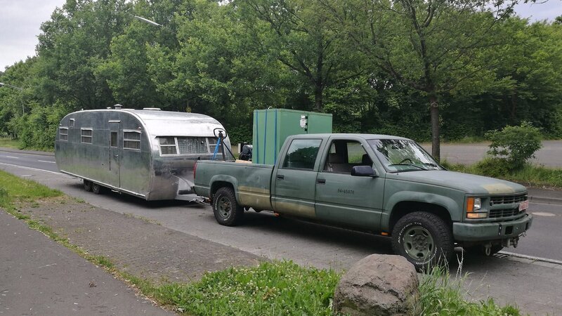 The „Steel Buddies“ are looking forward to a daring adventure: Michael Manousakis and his team want to conquer the Rhine with a 50-year-old amphibian. – Bild: DMAX
