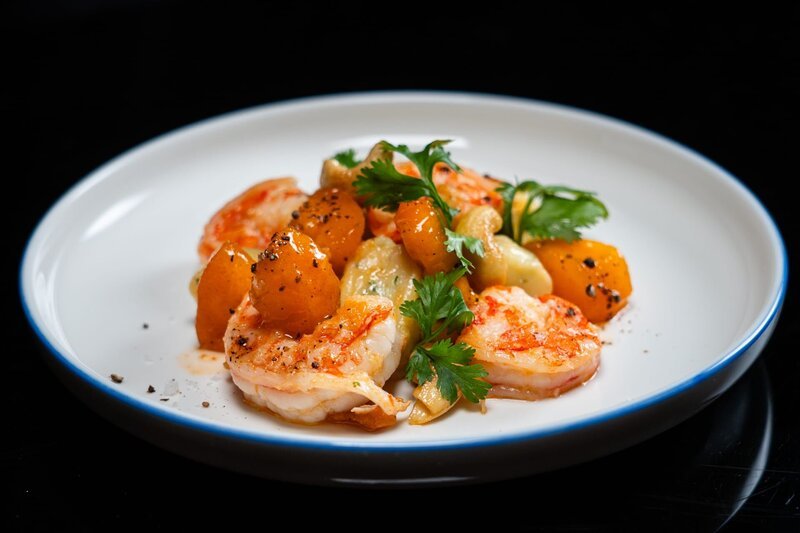 Resteverwertung auf höchstem Niveau: Garnelen-Gnocchi-Pfanne mit Pfeffer-Aprikosen. – Bild: Daniel Bechthold /​ BR, 2Bild TV.Events & Media GmbH