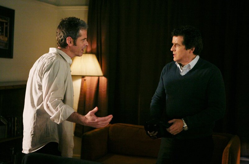 Reporter Ray Colson (Justin Louis, r.) findet den einzigen Überlebenden (C. Thomas Howell, l.) eines Reaper-Anschlags – und erfährt Ungeheuerliches … – Bild: 13th Street