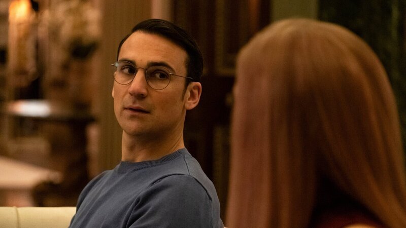 Aaron (Henry Lloyd-Hughes) lädt Villanelle (Jodie Comer) ein, ihn nach Rom zu begleiten, denn er hat etwas ganz Bestimmtes mit ihr vor. – Bild: Gareth Gatrell