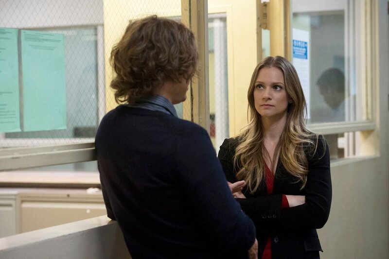 Zwei Wachen eines privatisierten Hochsicherheitsgefängnisses in Texas wurden ermordet. Reid (Matthew Gray Gubler, l.) und JJ (AJ Cook, r.) beginnen mit der Ermittlungen und hegen den Verdacht, dass es mehrere Täter geben könnte … – Bild: ABC Studios