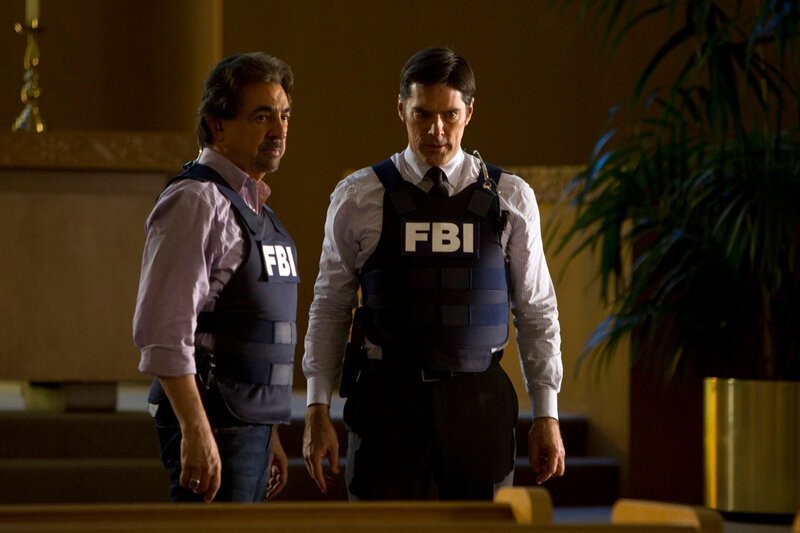 Als das Team sich einem Verdächtigen nähert, der für die Ritualmorde verantwortlich sein soll, die sie in Arizona untersucht hatten, kommt eine bizarre Verbindung ans Licht. Wird es Rossi (Joe Mantegna, l.) und Hotch (Thomas Gibson, r.) dadurch gelingen, den Verdächtigen zu überführen? – Bild: American Broadcasting Companies, Inc.