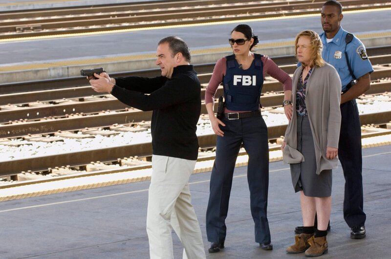 (v.l.n.r.) Jason Gideon (Mandy Patinkin); Emily Prentiss (Paget Brewster); Jane (Amy Madigan) – Bild: 13TH Street /​ ABC Television Studio