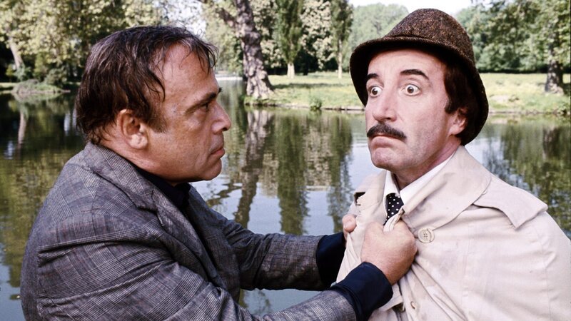 Charles Dreyfus (Herbert Lom, li.), der ehemalige Chefinspektor der Pariser Sûreté, ist davon besessen, seinen schusseligen Nachfolger Clouseau (Peter Sellers) zu ermorden. – Bild: RTLZWEI Charles Dreyfus (Herbert Lom, li.), der ehemalige Chefinspektor der Pariser Sûreté, ist davon besessen, seinen schusseligen Nachfolger Clouseau (Peter Sellers) zu ermorden. – Bild: RTLZWEI