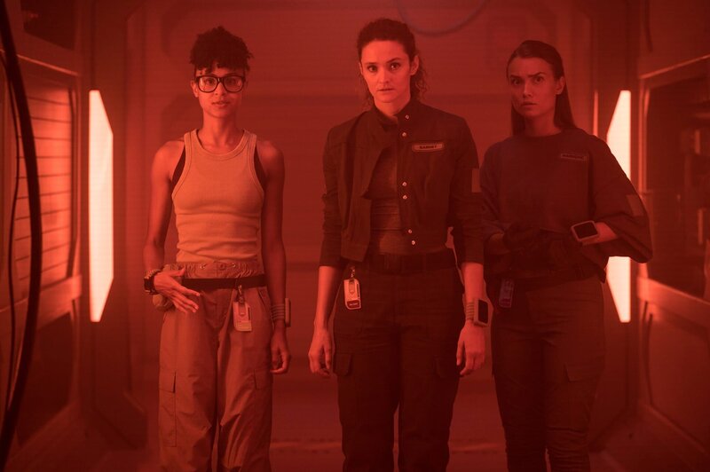 l-r: Alicia Nevins (Stacey Read), Lt. Sharon Garnet (Christie Burke), und Eva Markovic (Tiana Upcheva) – Bild: Ark TV Holdings, Inc./​SYFY /​ Electric Entertainment /​ Die Verwendung ist nur bei redaktioneller Berichterstattung im Rahmen einer Programmankündigung ab 2 Monate vor der ersten Auss /​ ©2023 Ark TV Holdings, Inc. All Rights Reserved.