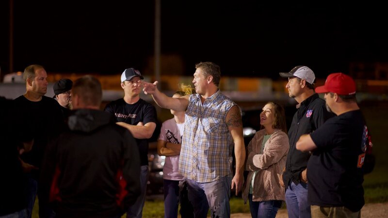 JJ Da Boss kicks off Race Night with a round of callouts at the Driver’s Meeting. – Bild: ADRIAN BERRYHILL /​ Discovery Channel /​ Discovery Communications
