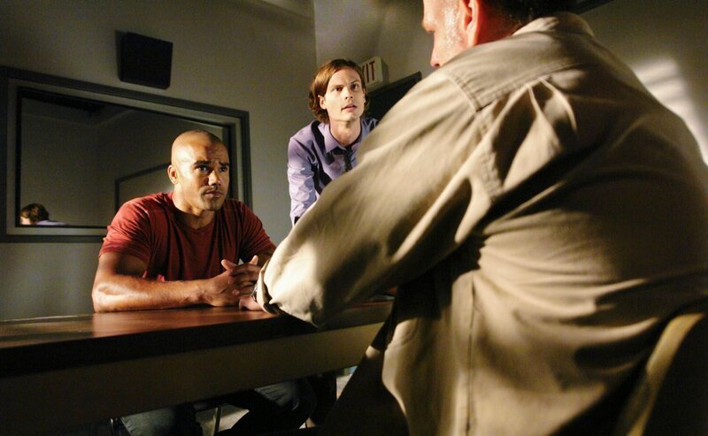 Um einen Fall zu lösen, versuchen Reid und Morgan herauszufinden, ob Lou Jenkins etwas zu verbergen hat. – Bild: 13TH STREET/​ABC Studios