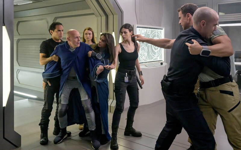 THE ARK -- ìEvery Single Person Mattersî Episode 108 -- Pictured: (l-r) Reece Ritchie at Lt. Spencer Lane, Paul Hurray as William Trust, Tiana Upcheva as Eva Markovic, Mercedes de la Cruz as Helena Trust, Tamara Radovanovic as Jelena Griff,  Richard Fleeshman as Lt. James Brice, Pavle Jerinic as Felix Strickland -- (Photo by: Aleksandar Letic/​Ark TV Holdings, Inc./​SYFY) – Bild: Aleksandar Letic/​Ark TV Holdings, Inc./​SYFY /​ Episodic /​ Die Verwendung ist nur bei redaktioneller Berichterstattung im Rahmen einer Programmank¸ndigung ab 2 Monate vor der ersten Auss /​ © 2023 Ark TV Holdings, Inc. All Rights Reserved.