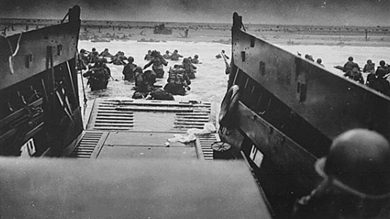 Allein am 6. Juni 1944 bringen die Alliierten in der Normandie von 5.300 Schiffen aus 154.000 Soldaten und 1.500 Panzer unter schwerstem Beschuss an Land. – Bild: N24DOKU