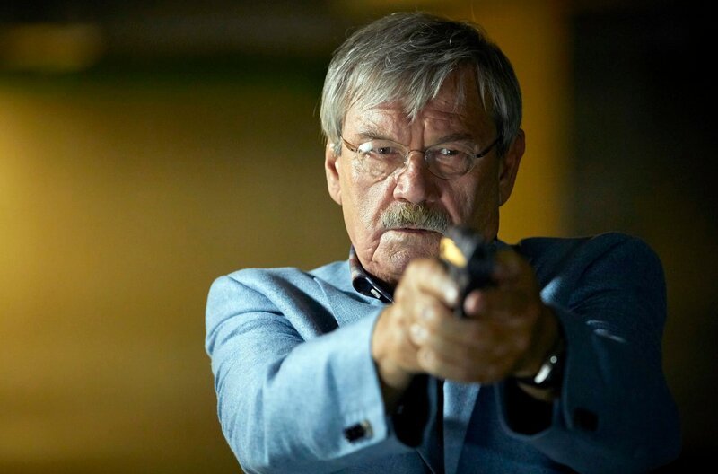 Dr. Schmidt ist in Lebensgefahr, Günter Hoffmann (Wolfgang Winkler) zückt die Pistole. – Bild: ARD/​Kai Schulz