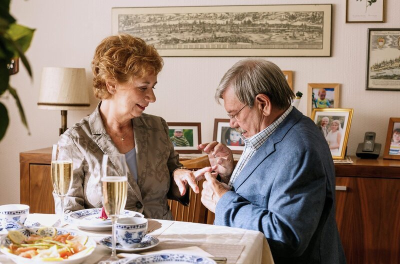 Günter Hoffmann (Wolfgang Winkler, r.) macht seiner Frau Heidrun (Verena Plangger, l.) einen zweiten Heiratsantrag – Heidrun ist gerührt. – Bild: ARD/​Kai Schulz