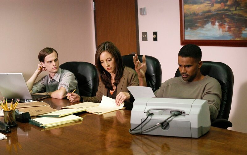 Ein Sniper hat in Illinois bereits drei Schuss-Serien auf Passanten, Park- oder Cafébesucher abgegeben. Reid, Elle Greenway und Derek Morgan sind dem Täter auf der Spur … – Bild: 13TH STREET 2005 Touchstone Television