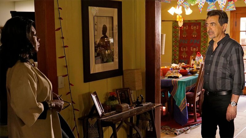 CRIMINAL MINDS – „Inner Beauty“ -- The BAU searches for an UnSub who is purposely disfiguring victims. Also, Rossi has an awkward reunion with his ex-wife, Hayden Montgomery, who kept his daughter, Joy, a secret from him for nearly 30 years, on CRIMINAL MINDS, Wednesday, April 13 (9:00–10:00 PM, ET/​PT) on the CBS Television Network. (ABC Studios/​Robert Voets) SHEYRL LEE RALPH, JOE MANTEGNA – Bild: 2016 ABC Studios-13TH STREET Photocredit Mandatory, Editorial Use Only, NO archive, NO Resale