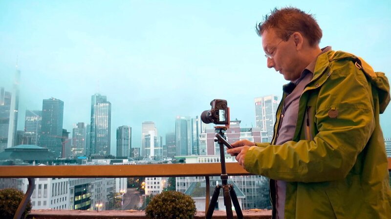 Der Instagramer Paul Dylla fotografiert die Frankfurter Skyline immer so, dass seine Follower nie genug davon bekommen können – auch schon mal früh morgens von einer Hotelterrasse aus. – Bild: HR