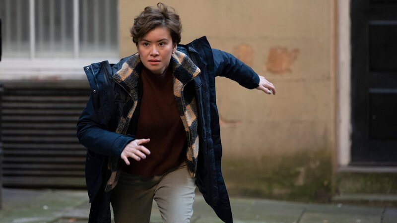Blair Ferguson (Katie Leung) jagt einem unwilligen Zeugen hinterher. – Bild: ZDF und Graeme Hunter
