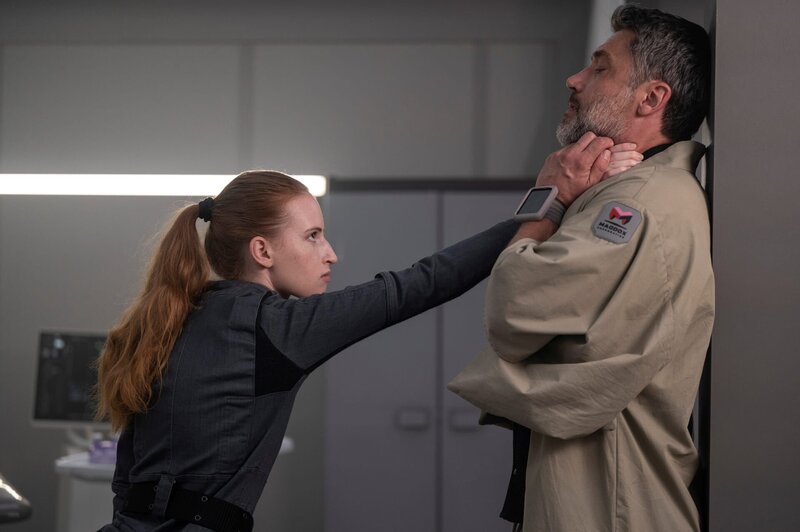 l-r: Kelly Fowler (Samantha Glassner) und Dr. Marsh (Jadran Malkovich) – Bild: Ark TV Holdings, Inc./​SYFY /​ Electric Entertainment /​ Die Verwendung ist nur bei redaktioneller Berichterstattung im Rahmen einer Programmankündigung ab 2 Monate vor der ersten Auss /​ ©2023 Ark TV Holdings, Inc. All Rights Reserved.