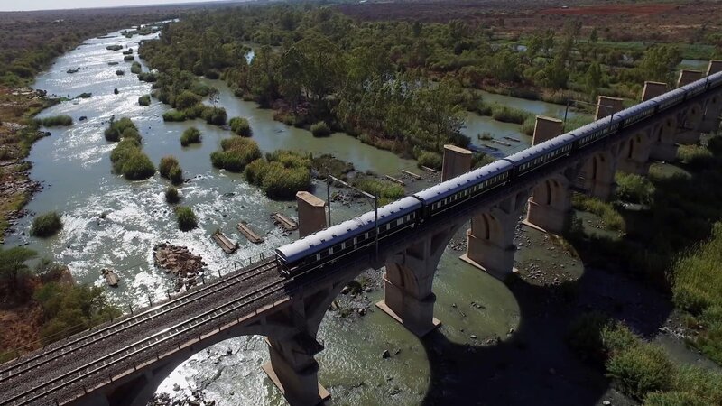 Jede Etappe hat es in sich: Der „Pride of Africa“ fährt auf dem Streckennetz des Unternehmens Rovos Rail durch pulsierende Städte, weite Landschaften und über imposante Brücken in Südafrika. – Bild: N24 Doku