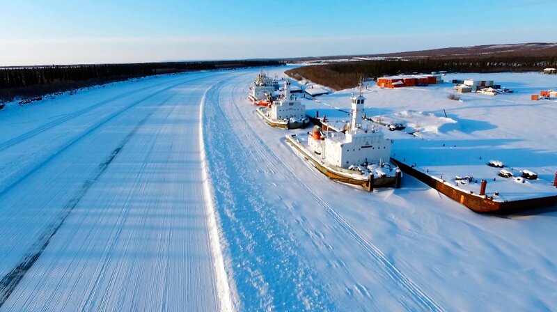 Der Hafen von Inuvik: Siedlung am Delta des Mackenzie River. – Bild: NDR/​SR/​Karl Teuschl
