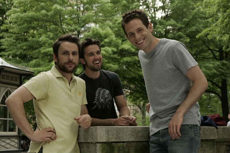 (2. Staffel) - Gute Freunde: Dennis (Glenn Howerton, r.), Charlie (Charlie Day, .) und Mac (Rob McElhenney, M.) – Bild: Fox and its related entities