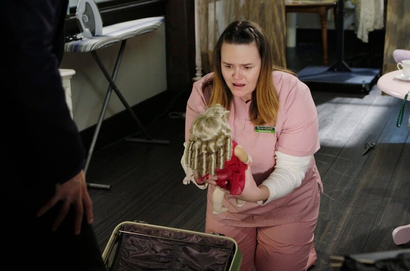 Reid schafft es gerade noch rechtzeitig, drei entführte Frauen aus Samanthas (Jennifer Hasty) Haus zu befreien und der psychisch Gestörten ihre geliebten richtigen Puppen zurückzubringen … – Bild: 2009 CBS BROADCASTING INC. ALL RIGHTS RESERVED.