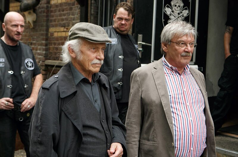 Edwin Bremer (Tilo Prückner, l.) und Günter Hoffmann (Wolfgang Winkler, r.) ermitteln bei verfeindeten Motoradclubs. – Bild: ARD/​Kai Schulz