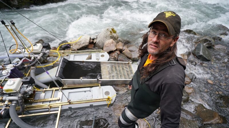 Paul Richardson stands by the dredge. – Bild: Discovery Communications