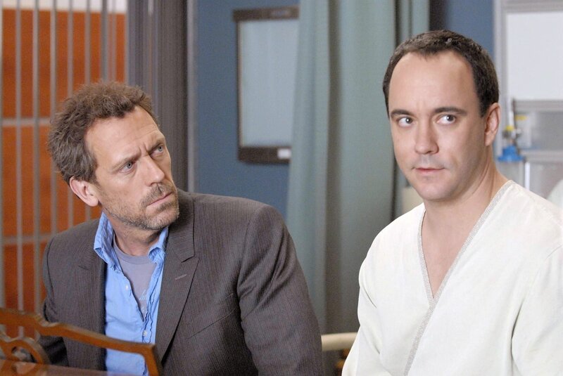 Dr. House (Hugh Laurie, l.) behandelt den jungen Musiker Patrick (Dave Matthews), ein wahres Genie am Klavier, der plötzlich angefangen hat, falsch zu spielen. Wird House dem Klaviervirtuosen helfen können? – Bild: PLURIMEDIA (NBC Universal)