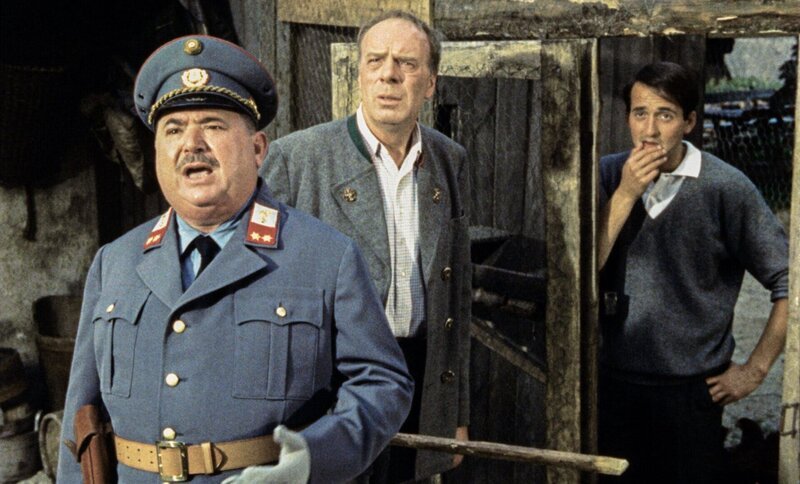 Gendarmerie-Inspektor (Oskar Sima), Xaver Möslacher (Beppo Brem), Hans (Peter Vogel). – Bild: ORF/​Beta Film