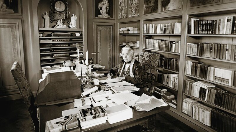 Selma Lagerlöf in ihrem Arbeitszimmer auf Mårbacka. – Bild: Phoenix/NDR/ARTE/FLORIANFILM GmbH/Mårbackastiftelsen Selma Lagerlöf in ihrem Arbeitszimmer auf Mårbacka. – Bild: Phoenix/NDR/ARTE/FLORIANFILM GmbH/Mårbackastiftelsen