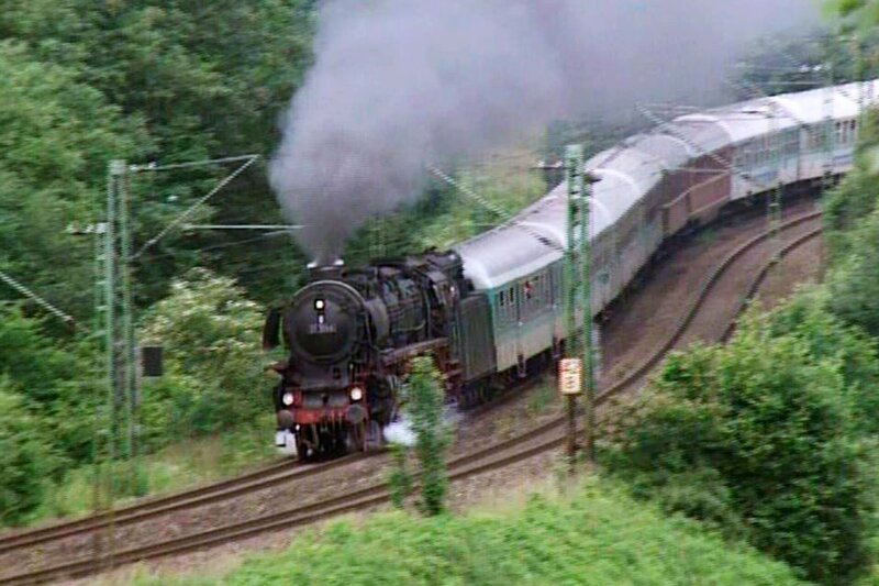 Mit viel Schwung geht es auf die Geislinger Steige. – Bild: SWR