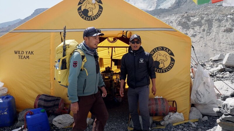 Norbu Sherpa (l.) mit seinem Burder Tashi Sherpa im Basecamp am Mount Everest. – Bild: ZDF, SRF