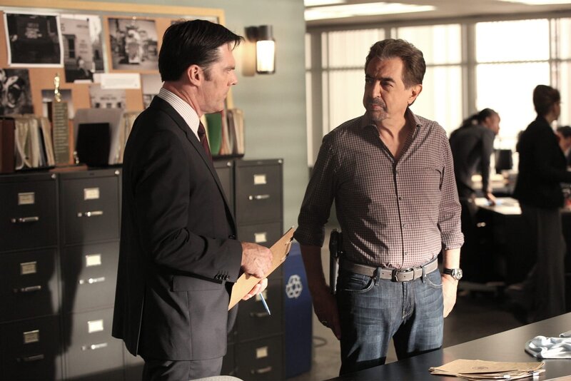 Thomas Gibson, Joe Mantegna – Bild: PLURIMEDIA (ABC Studios /​ Monty Brinton)