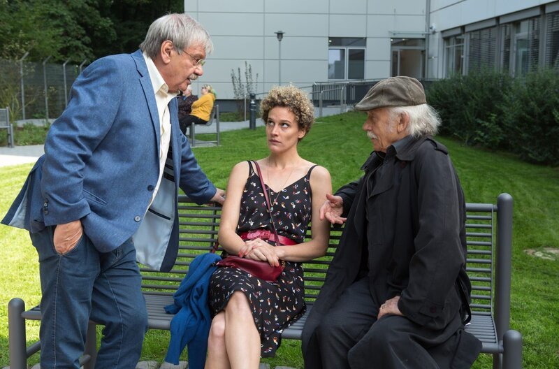 Günter Hoffmann (Wolfgang Winkler, l.) und Edwin Bremer (Tilo Prückner, r.) wollen von Celine (Karen Dahmen, M.) wissen, was sie mit dem Callboy zu schaffen hat. – Bild: ARD/​Kai Schulz